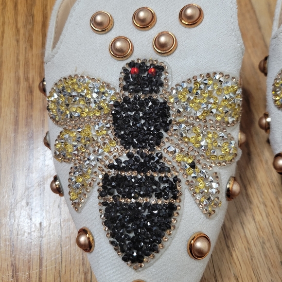 Euro Beaded White Mules with Bee Design On Velvet Size 38 Or Size 7 1/2 Shoes - Picture 5 of 8
